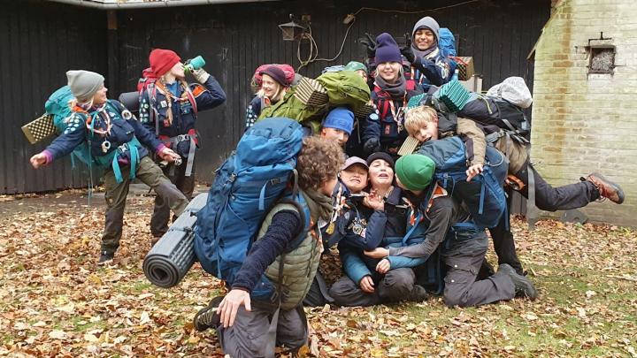 Juniorspejderne fjoller foran Fuglebakkehytten